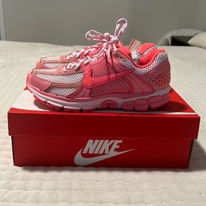 NIKE Vomero 5 “Barbie Hot Punch”